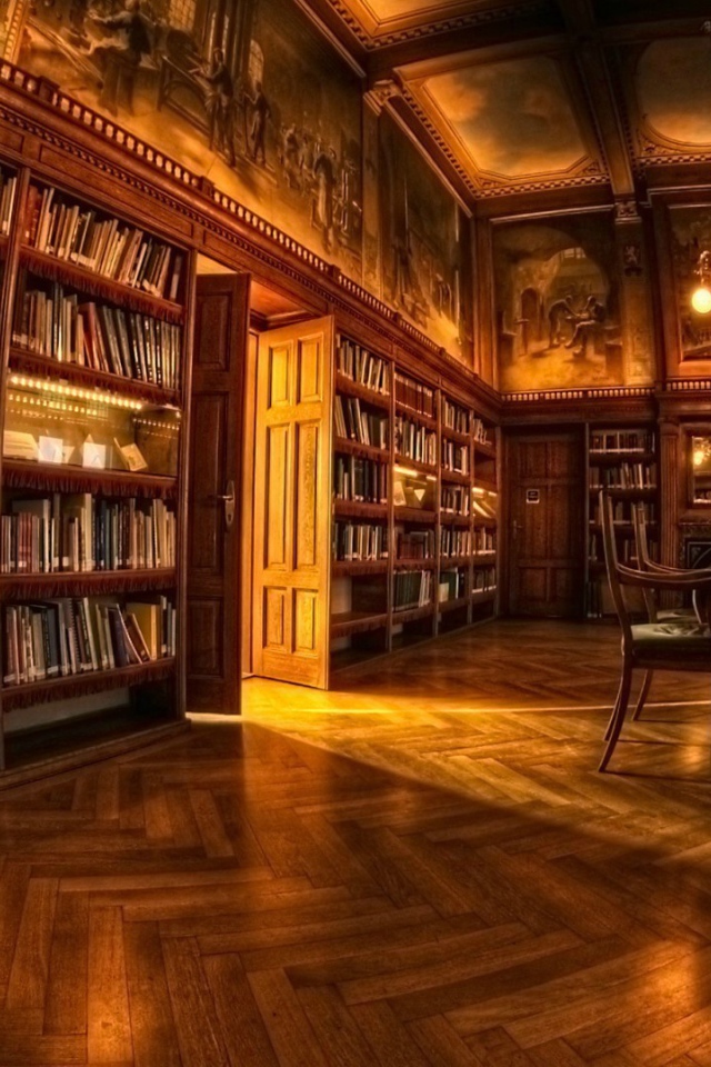 Старинная мебель в домашней библиотеке