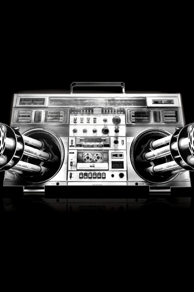 Аудиомагнитофон и пулемет