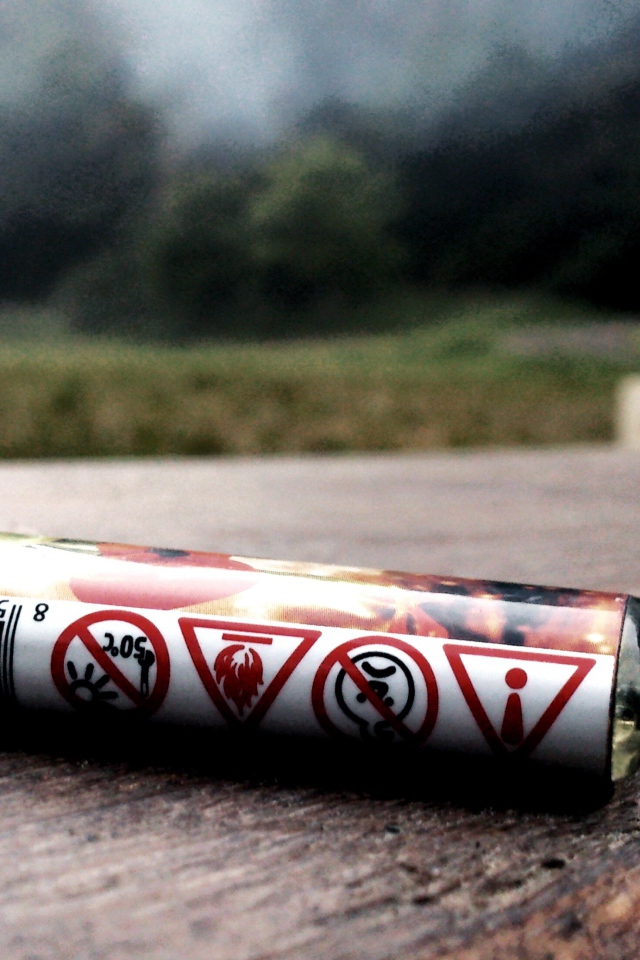 Баллончик зажигалки на доске