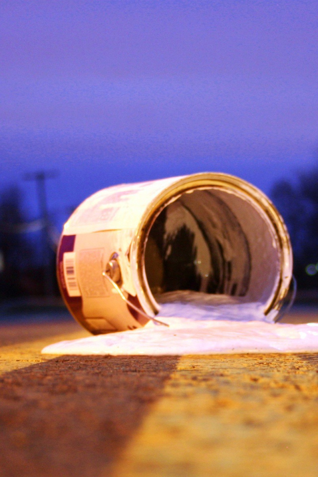 Банка краски на асфальте