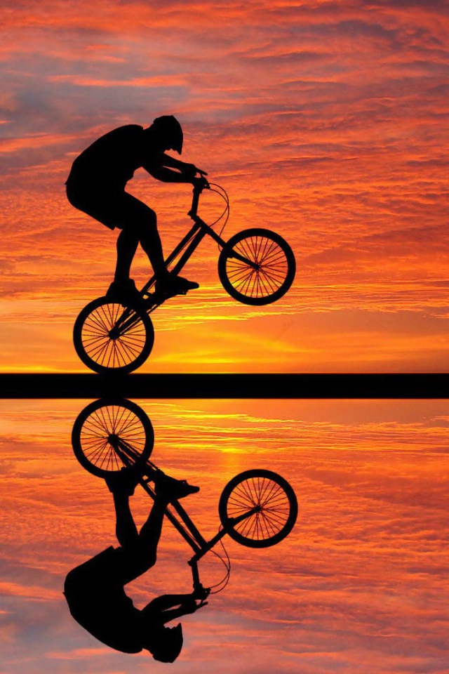 Езда на велосипеде на фоне заката