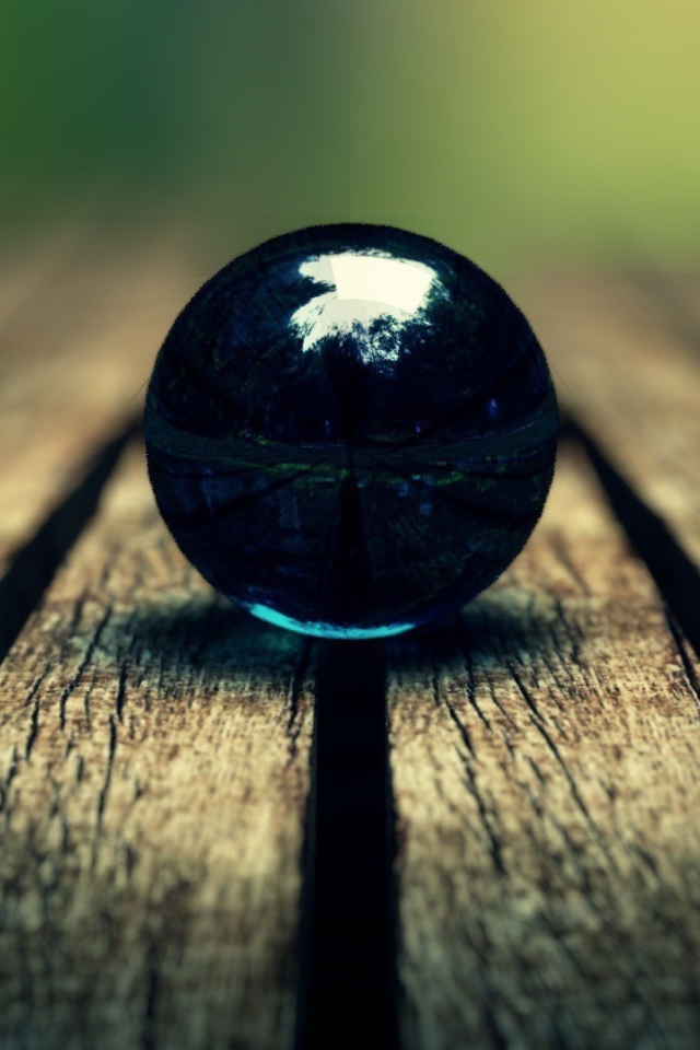 Черный зеркальный шар на досках