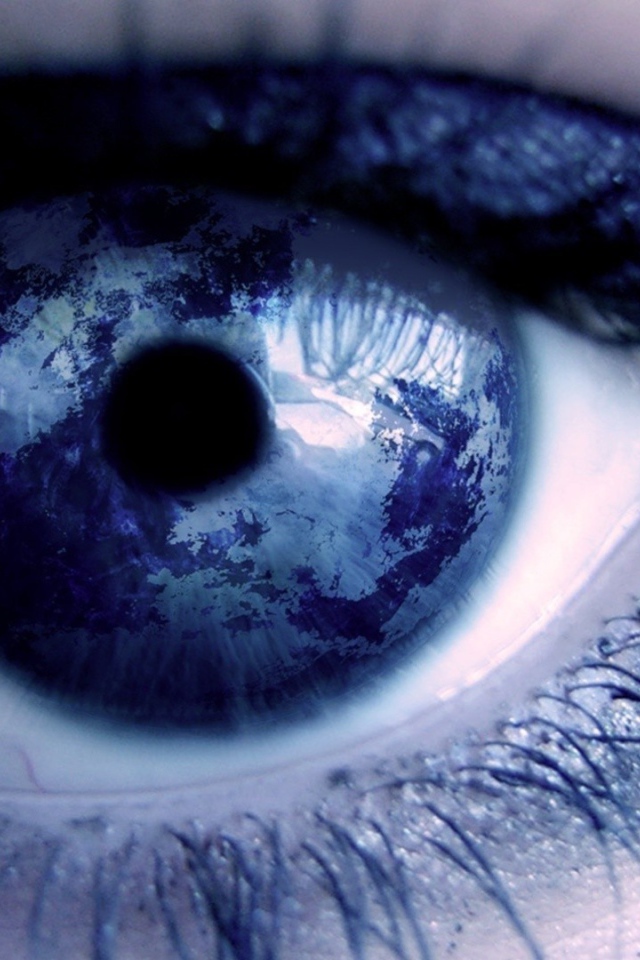 Голубая планета отражается в глазу