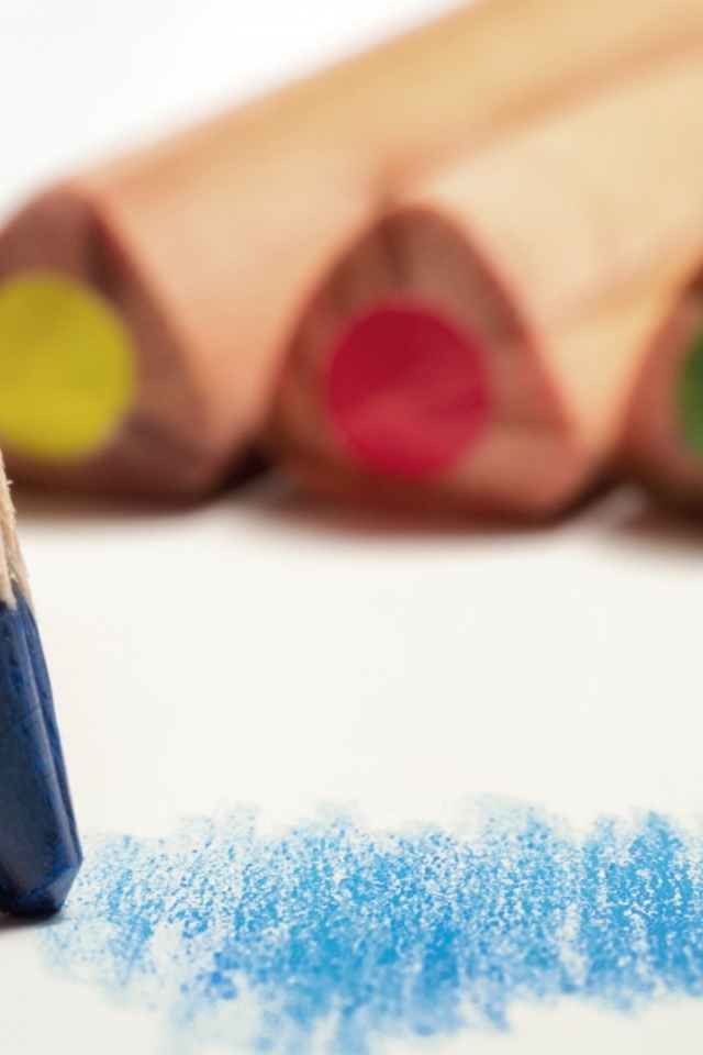 Карандаш синего цвета рисует по бумаге