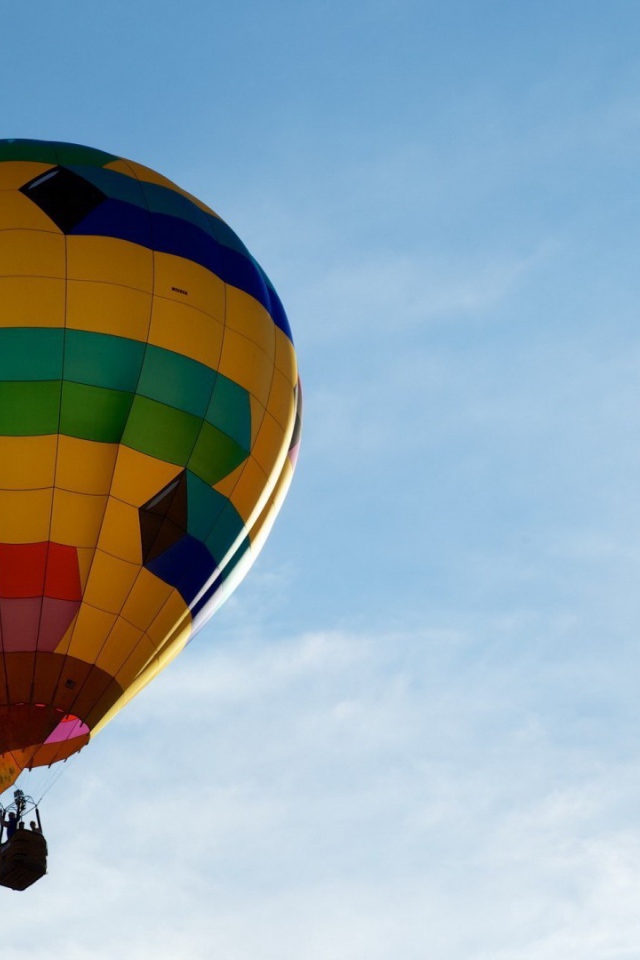 Яркий воздушный шар в небе