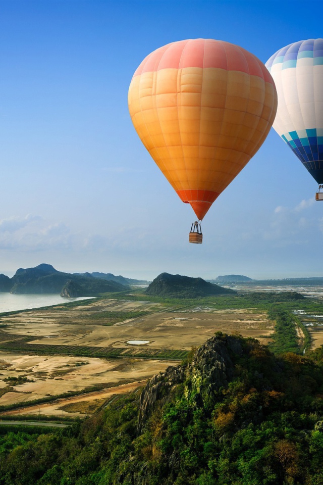 Яркие воздушные шары над побережьем