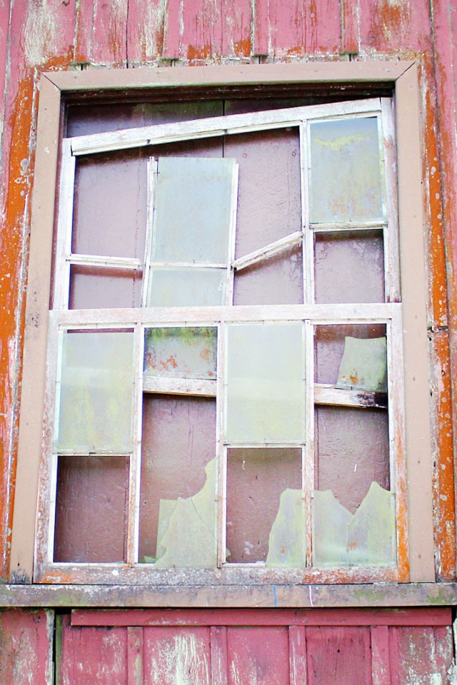 Разбитое окно в доме