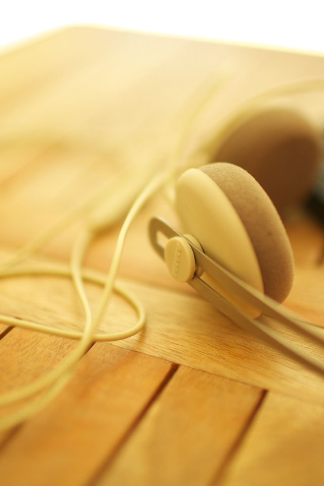 Коричневые наушники на деревянном столе