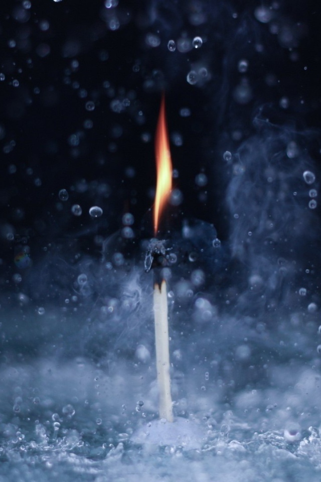 Горящая спичка под дождем
