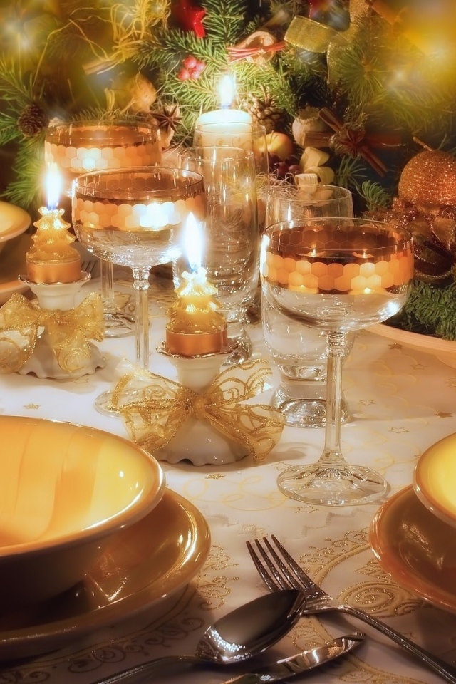 Свечи в тарелках на праздничном столе