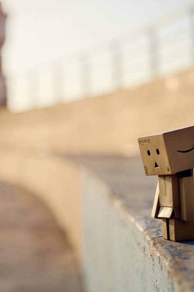 Картонный человечек на стадионе