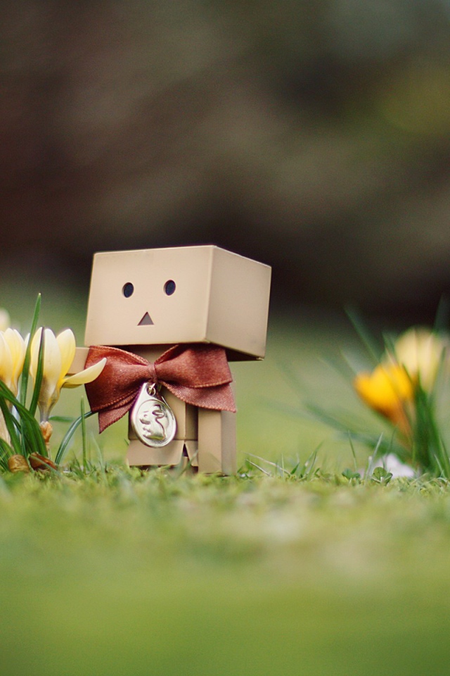 Картонный человечек ухаживает за цветами