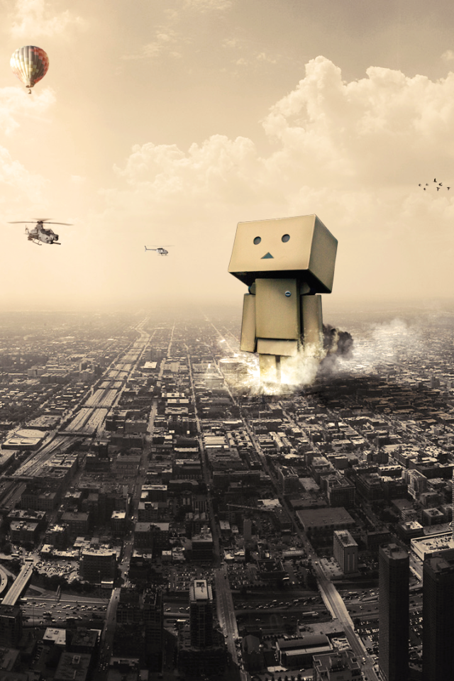 Картонный человек разрушает город