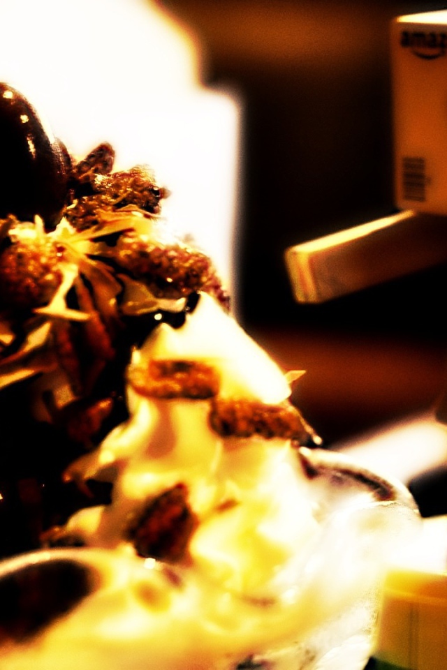 Картонный человечек смотрит на пирожное