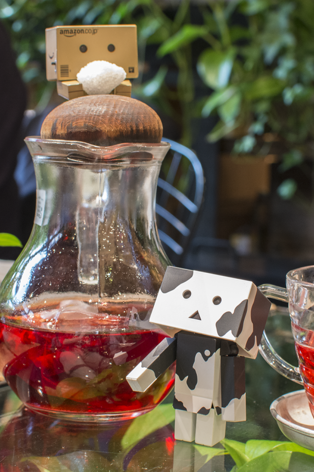 Картонные человечки на столе