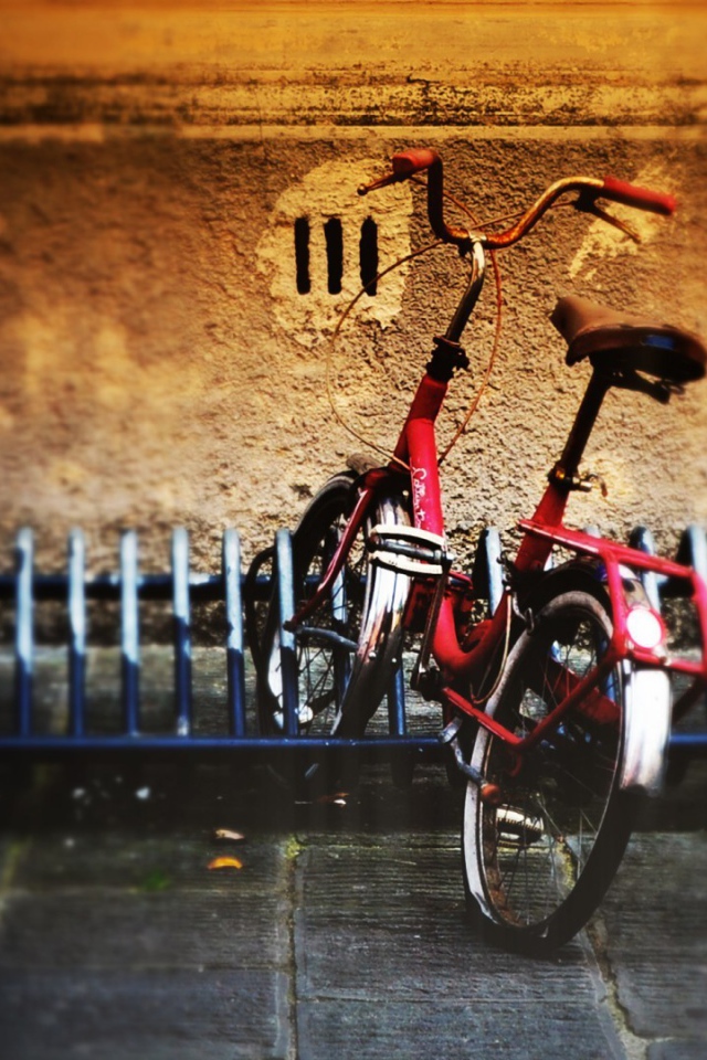 Детский велосипед в стойке