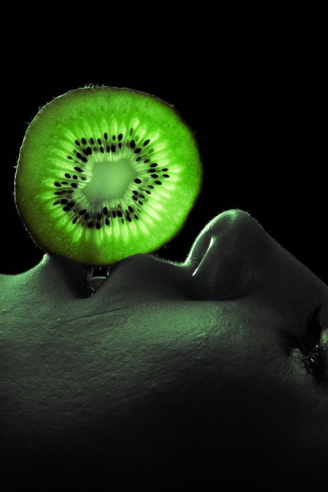 Кружок киви на лице у девушки