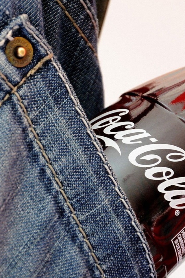 Бутылка Кока-Колы в кармане джинс