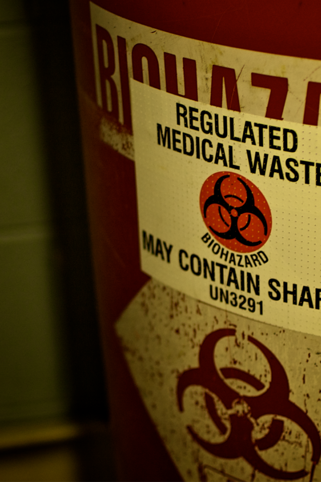 Контейнер с опасными био отходами
