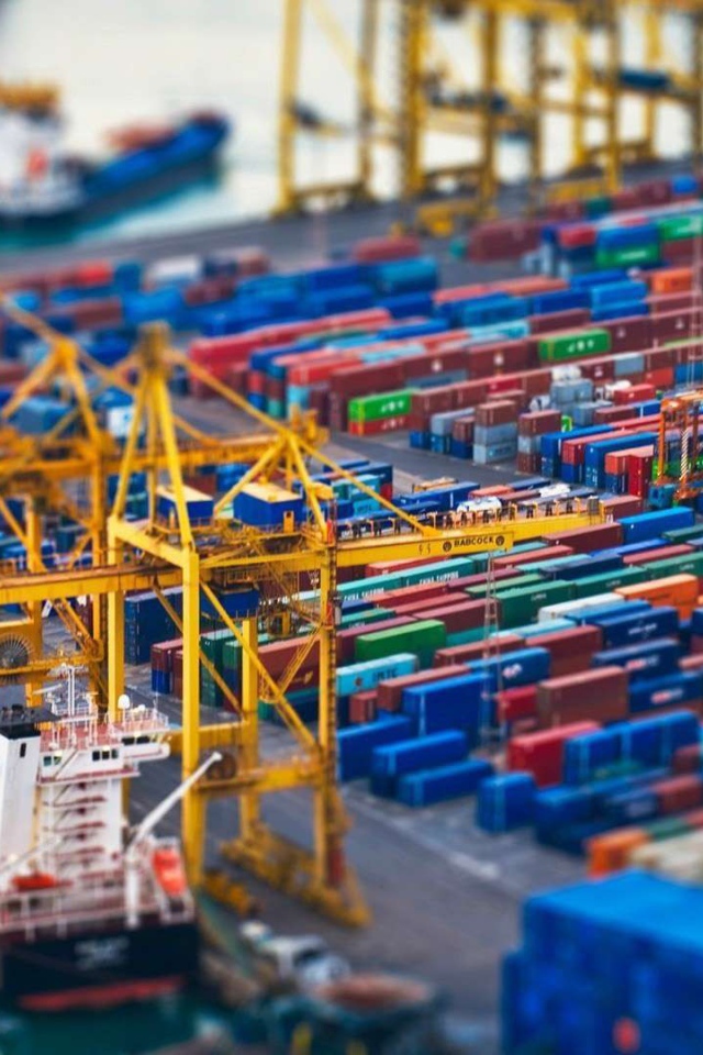 Контейнеры в грузовом порту