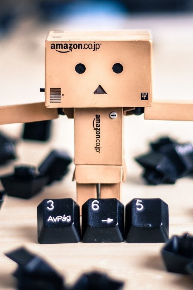 Дандо среди кнопок клавиатуры