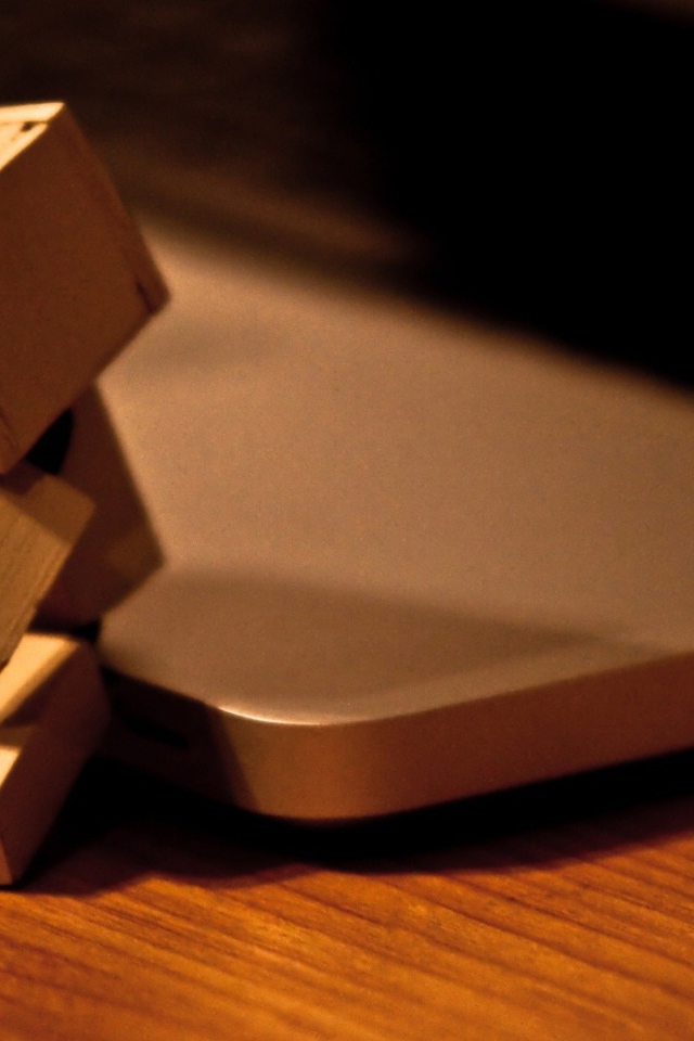 Дандо на краю ноутбука