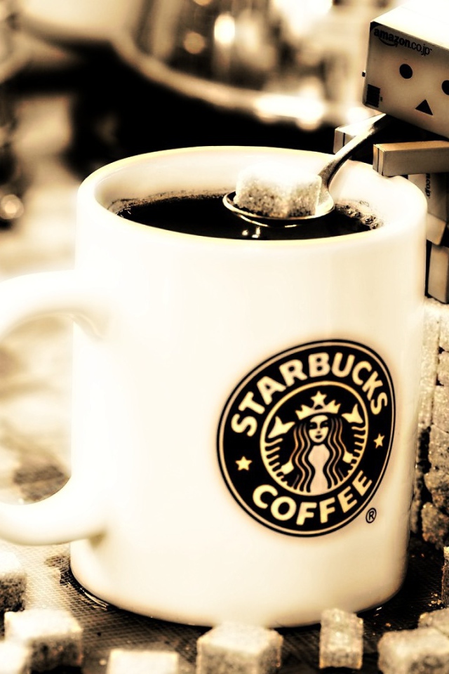 Дандо кладет сахар в кофе