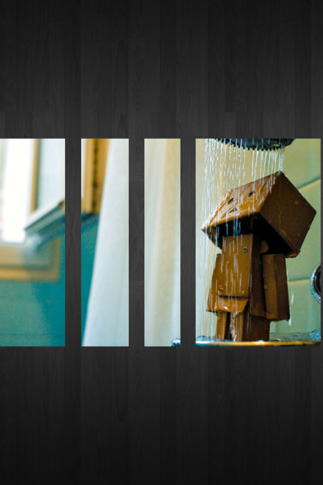 Дандо под душем, черный фон