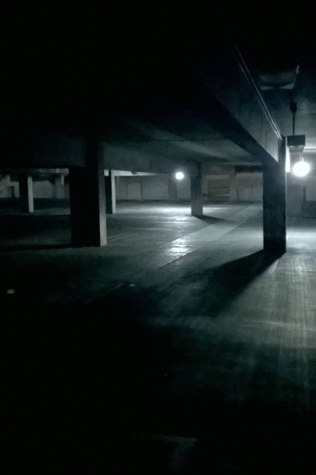 Темная ночная парковка