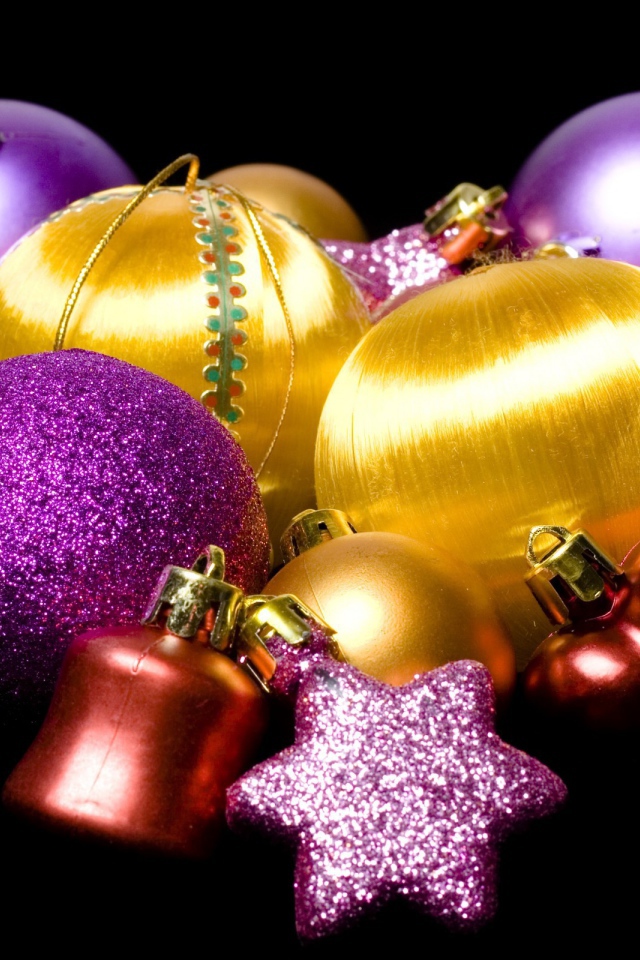 Украшения для елки на черном фоне