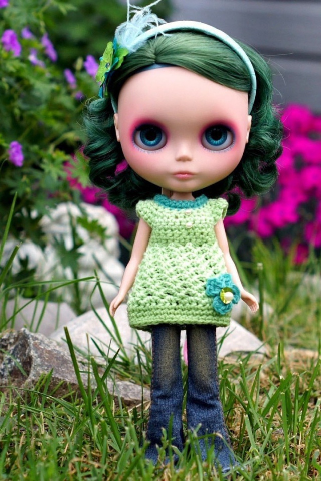 Кукла с зелеными волосами