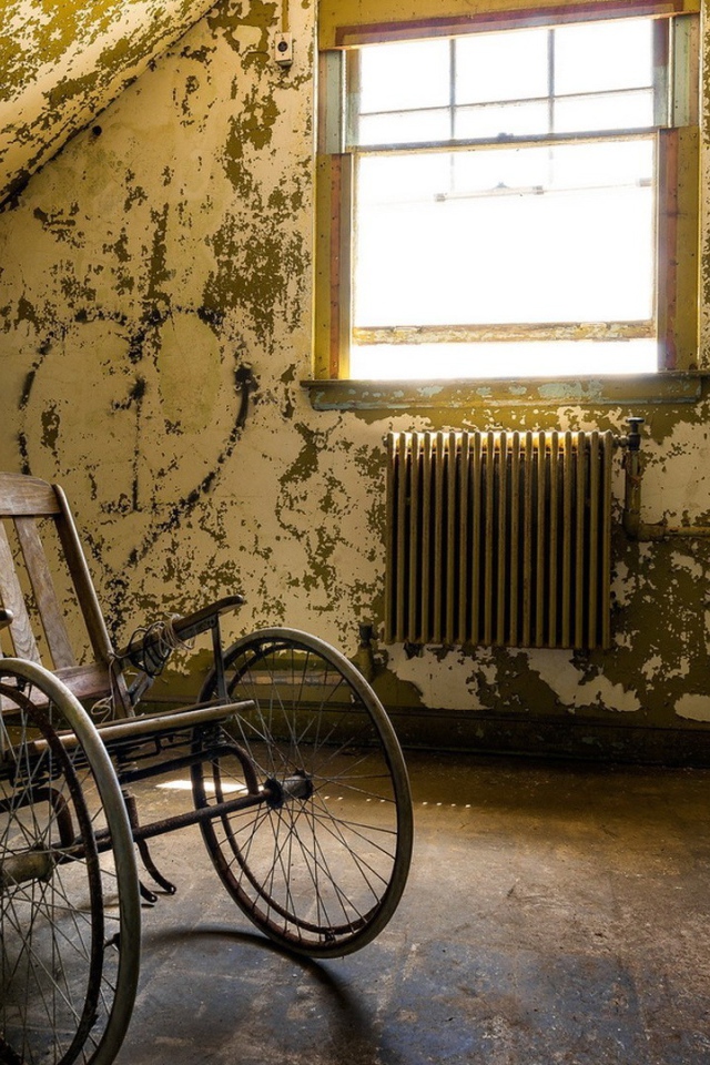 Пустое инвалидное кресло в заброшенном доме