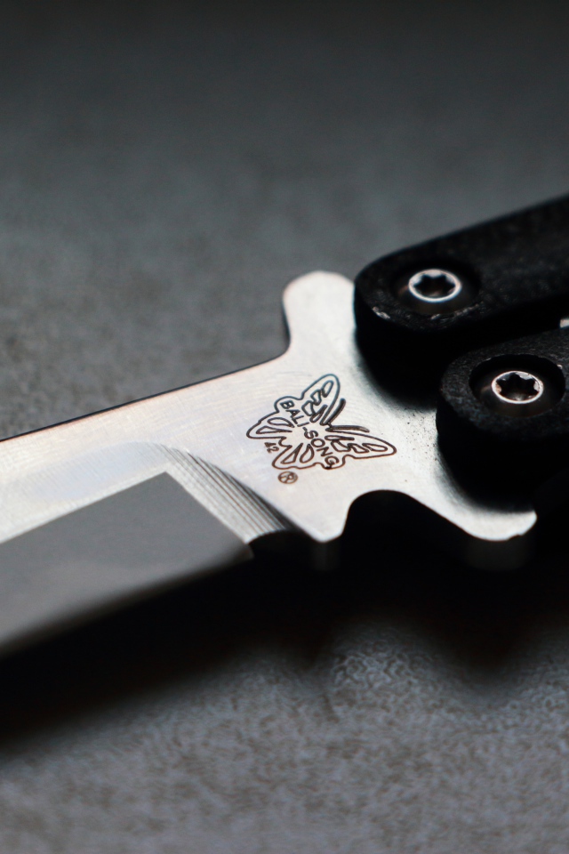 Гравировка бабочка на ноже