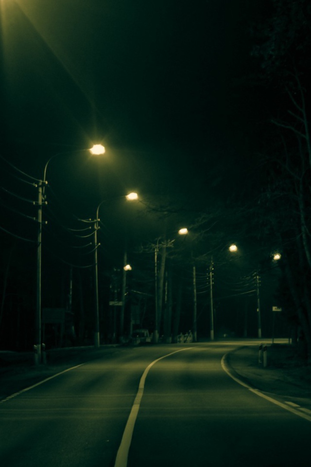 Вечерние огни на пустынной улице