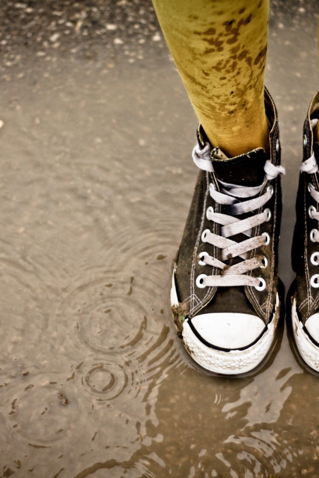 Ноги в кедах в луже