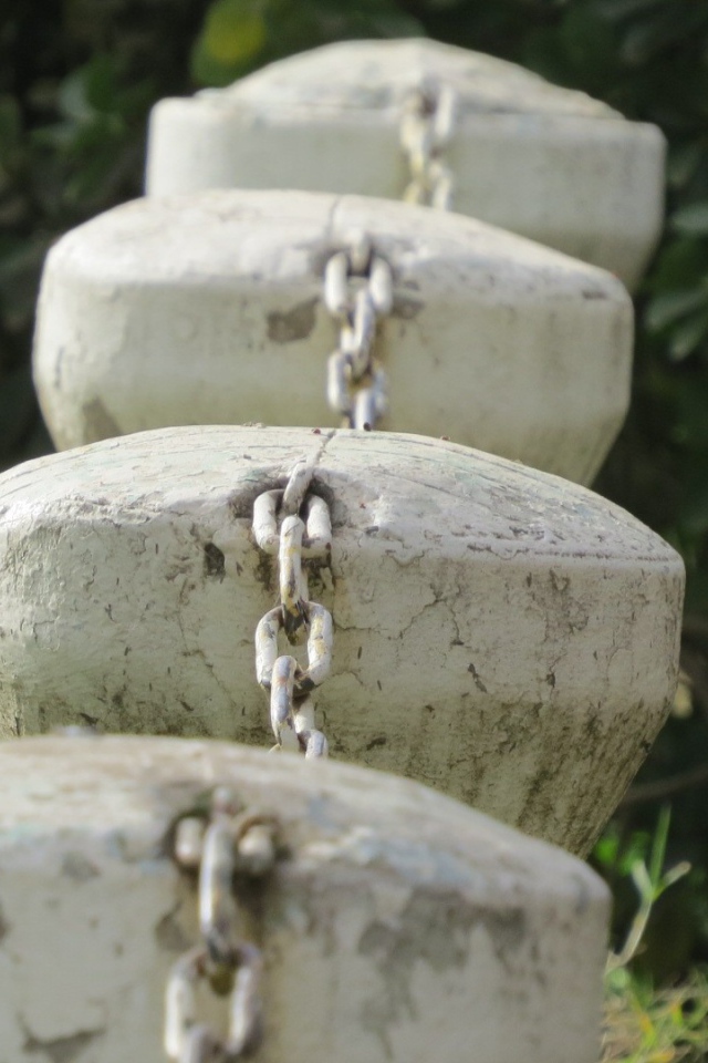 Ограждение из каменных столбов и цепей