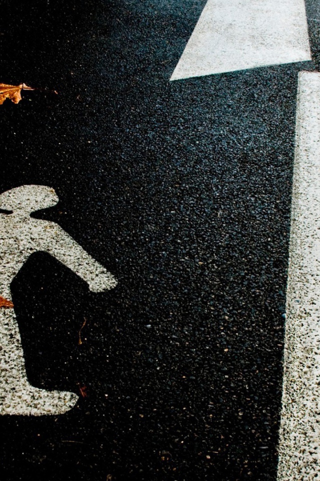 Фигурка человека на асфальте