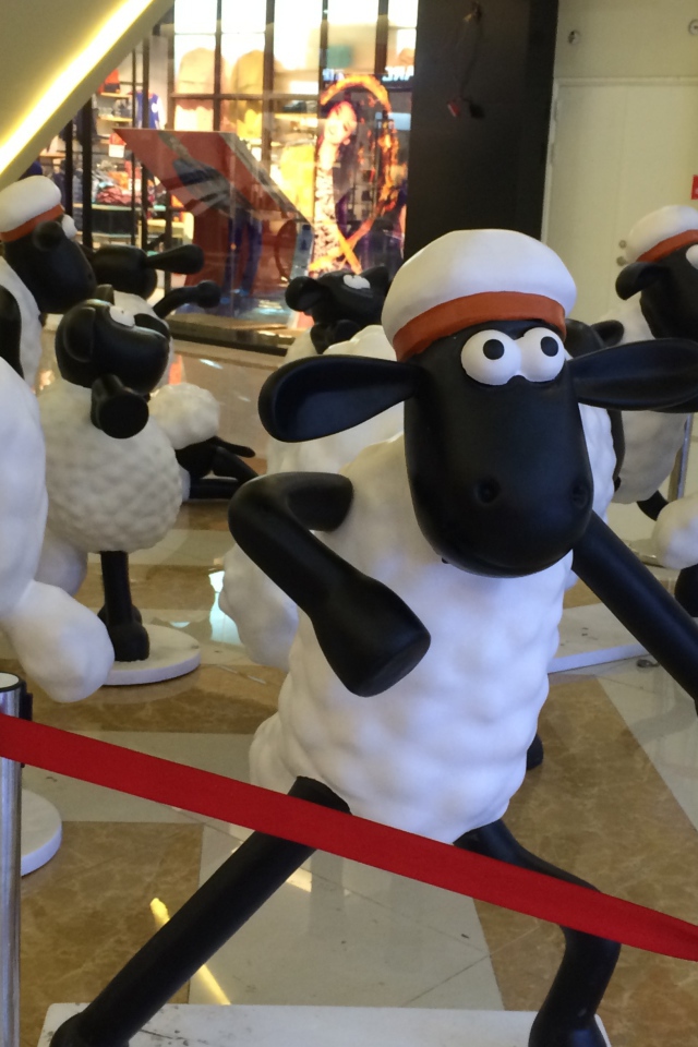 Фигурки овец в холле