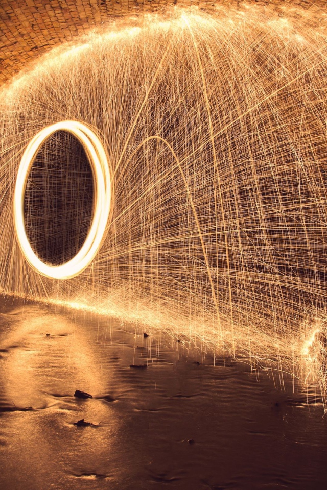 Огненный круг с искрами в тоннеле