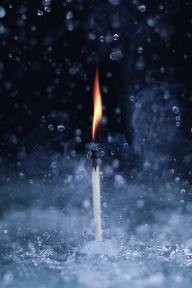 Пламя спички среди капель воды