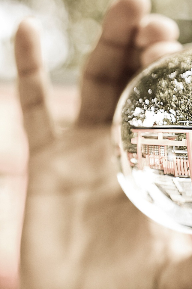 Стеклянный шар в руке