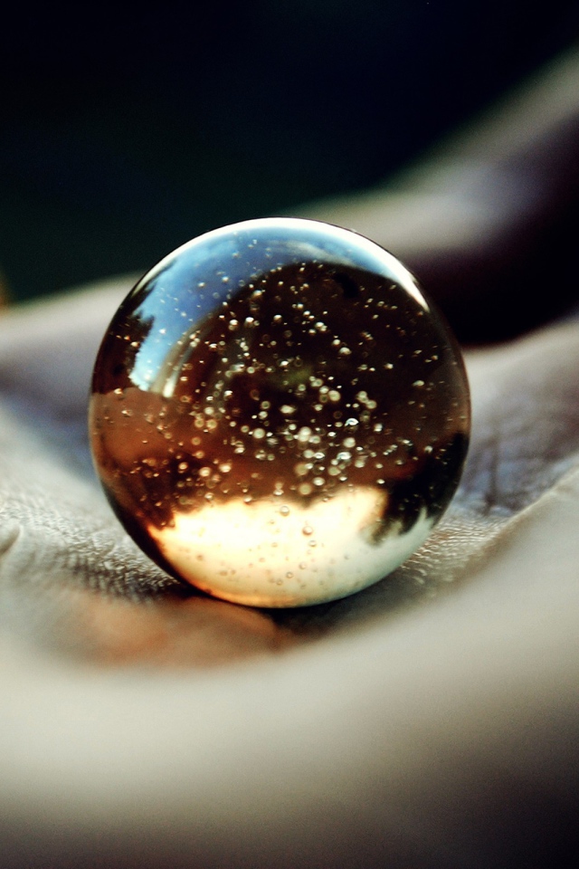 Стеклянный шар в ладони