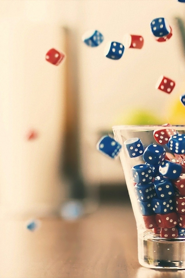 Стакан с кубиками для игры