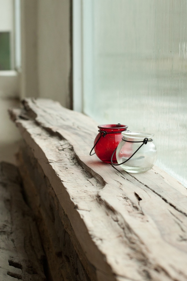 Стеклянные сосуды на подоконнике