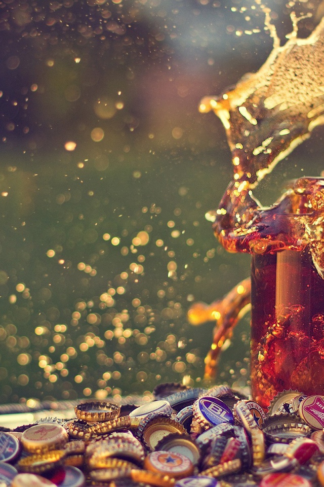 Бокал пива среди горы крышек от пивных бутылок