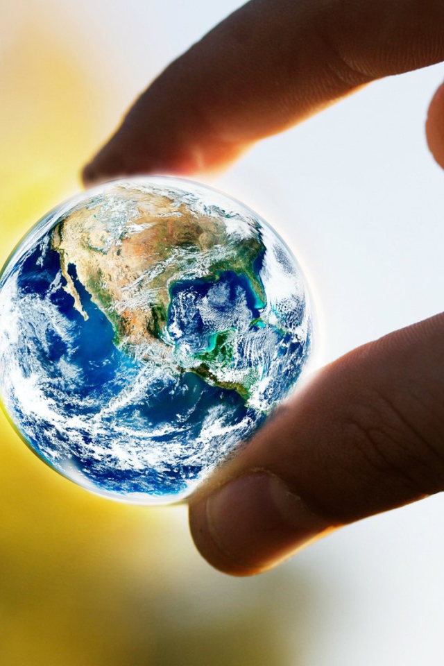 Земной шар в пальцах