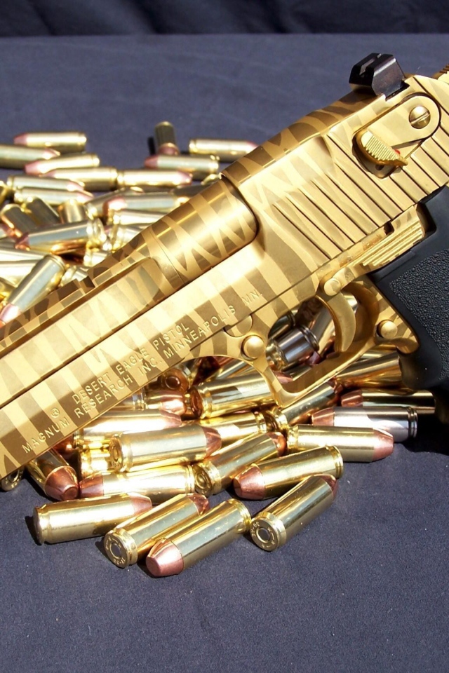 Золотой пистолет с пулями