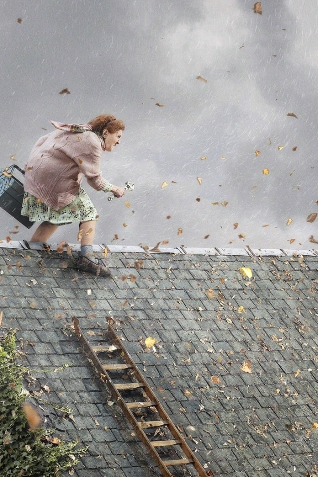 Бабушка занимается ремонтом на крыше