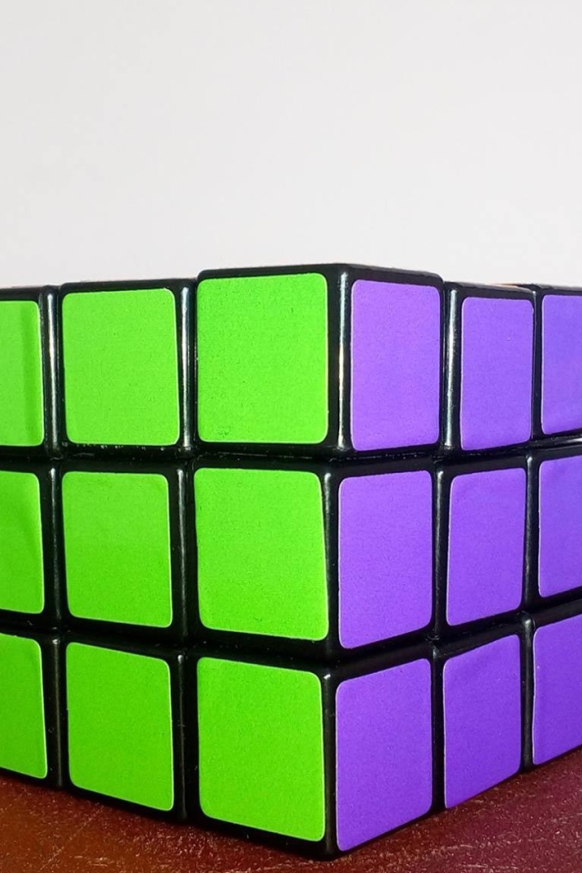 Зеленая и фиолетовая стороны кубика Рубика