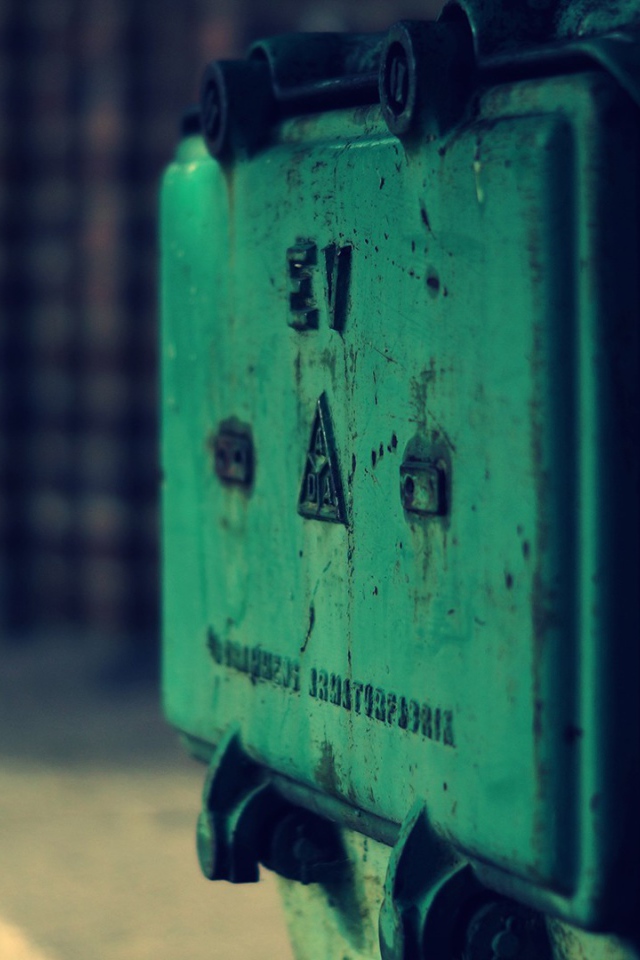 Зеленая коробка с переключателями